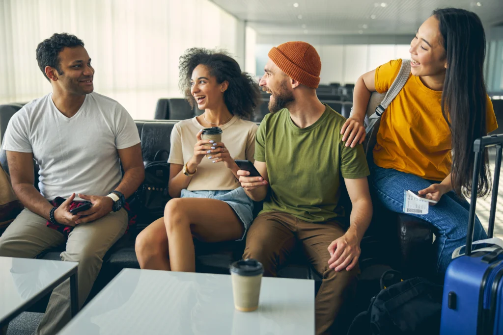 Amigos en el aeropuerto a la expectativa de viajar en grupo.