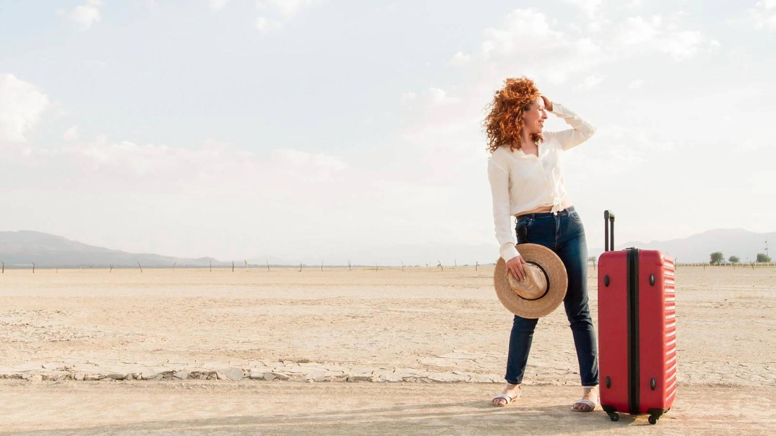 Mujer disfruta de los resultados de su planeación para viajar solo.