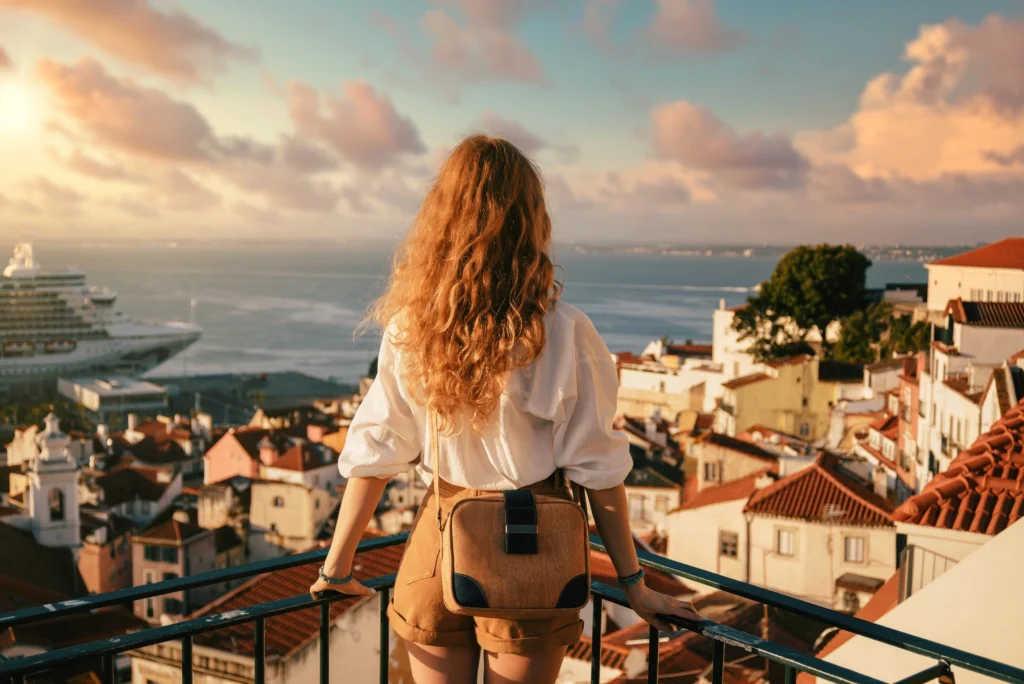 Mujer frente a uno de los pueblos que se visitan al viajar a Europa.