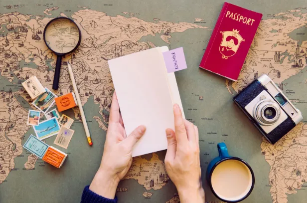 mapa pasaporte y lupa