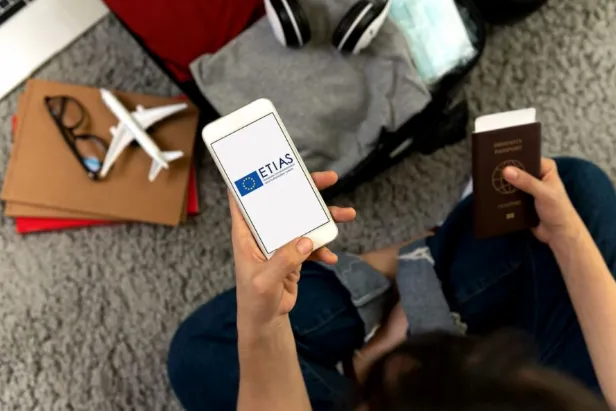 persona planeando un viaje