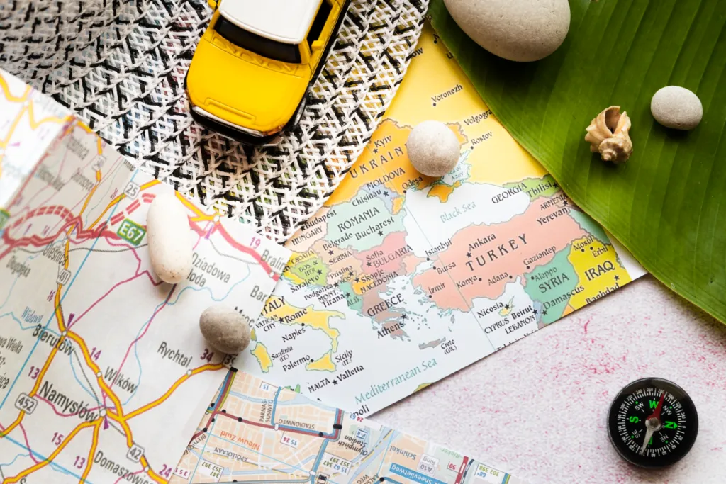 carrito amarillo con mapa para seleciconar viaje