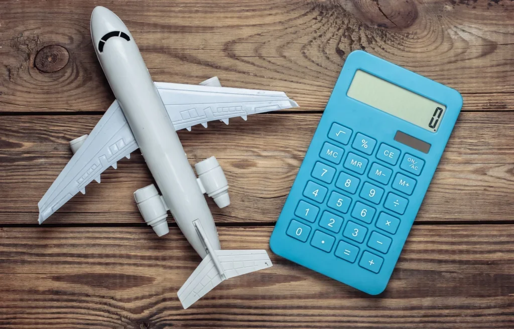 Avión y calculadora. Paquete ideal de viaje a Europa, según tu presupuesto.