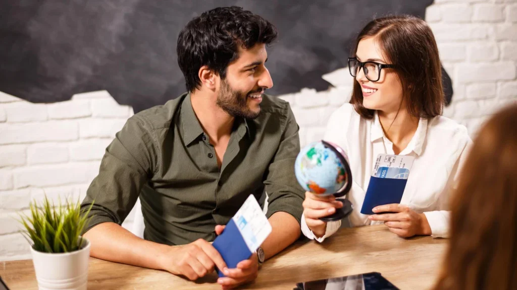 Pareja en una agencia de viajes gestionando su roadmap a Europa.