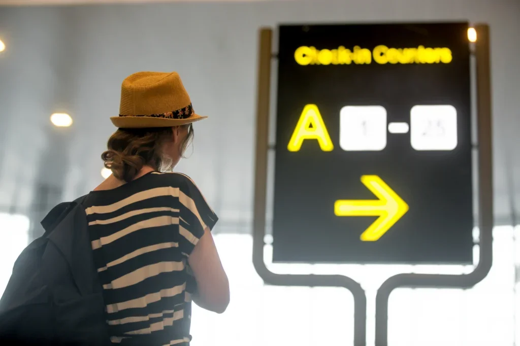 Persona en aeropuerto con salida desde Querétaro