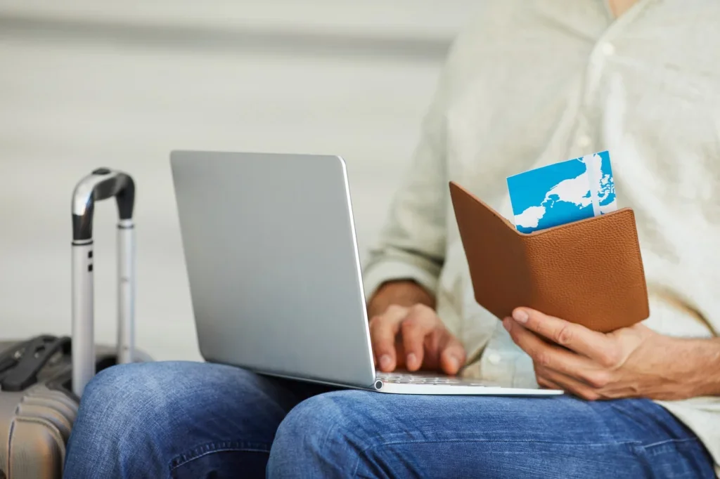 Persona en aeropuerto haciendo su checklist de documentos para viajar a Europa