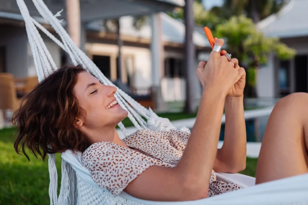 Mujer feliz de vacaciones sin salir de su ciudad