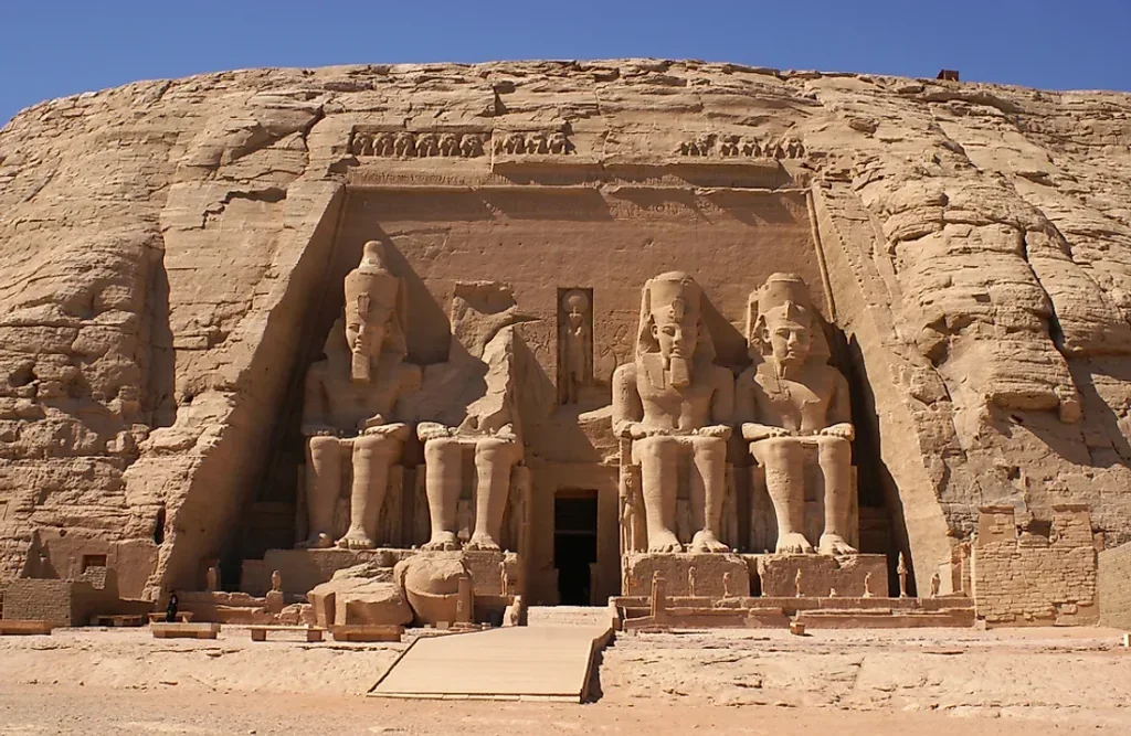 Vista de los Templos de Abu Simbel, uno de los complejos arqueológicos más emblemáticos de Egipto.